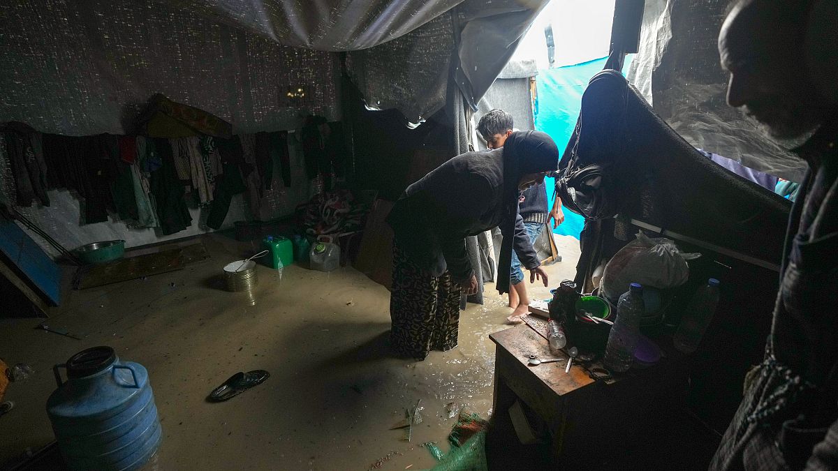 "احنا بنموت ومش عايشين".. قسوة الطبيعة تضاعف آلام النازحين في غزة