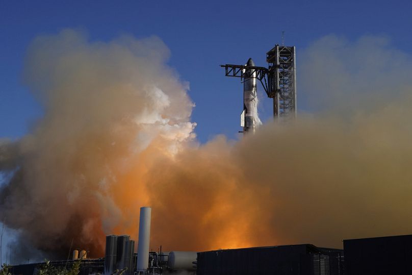 صاروخ سبيس إكس الضخم ”ستارشيب“ ينطلق في رحلة تجريبية من قاعدة ستاربايس في بوكا تشيكا، تكساس، الثلاثاء، 19 نوفمبر 2024