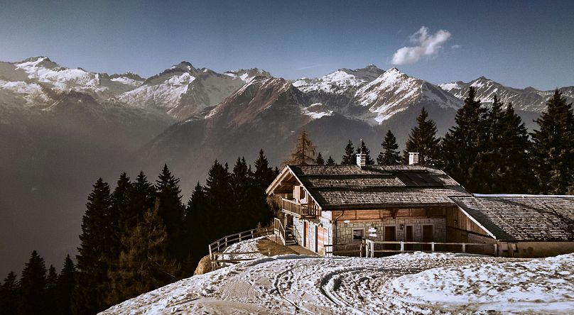 As montanhas de Itália, incluindo os Alpes e os Apeninos, estão repletas de estruturas conhecidas como rifugi. 