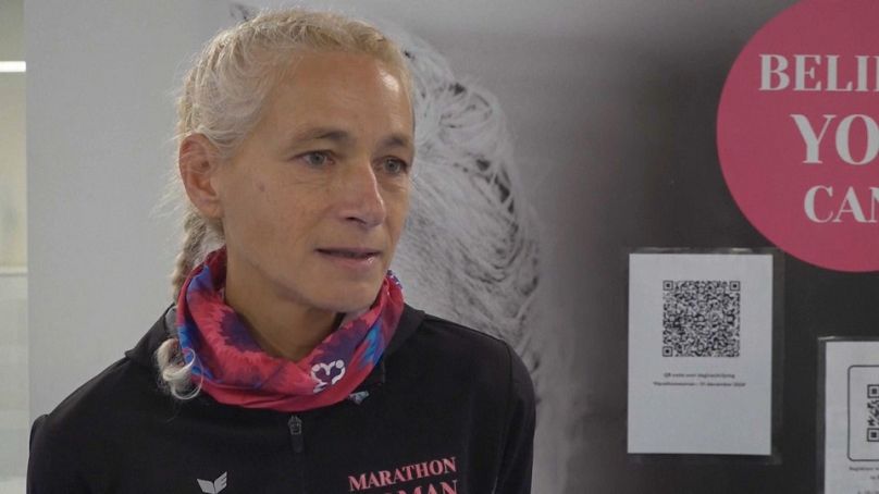 La coureuse belge Hilde Dosogne après son 366e marathon de l'année, à Gand, en Belgique, le mardi 31 décembre 2024