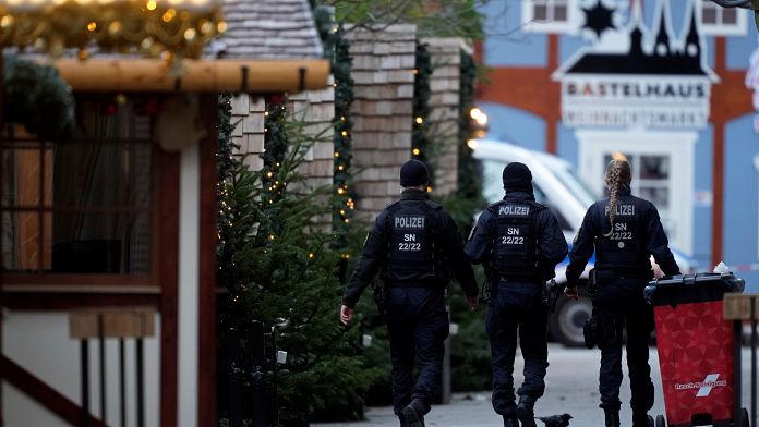 Germania, uomo attacca con un coltello i passanti a Berlino: due persone in ospedale