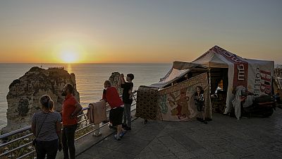 خيمة عائلة نازحة هاربة من الغارات الجوية الإسرائيلية في الضاحية، أمام صخرة الروشة البحرية، في بيروت، لبنان، الثلاثاء، 8 أكتوبر/تشرين الأول 2024. 