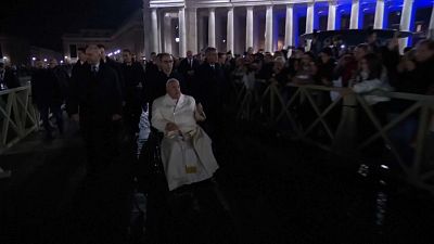 بابا فرانسيس يزور مشهد الميلاد في ساحة القديس بطرس قبل انطلاق العام الجديد