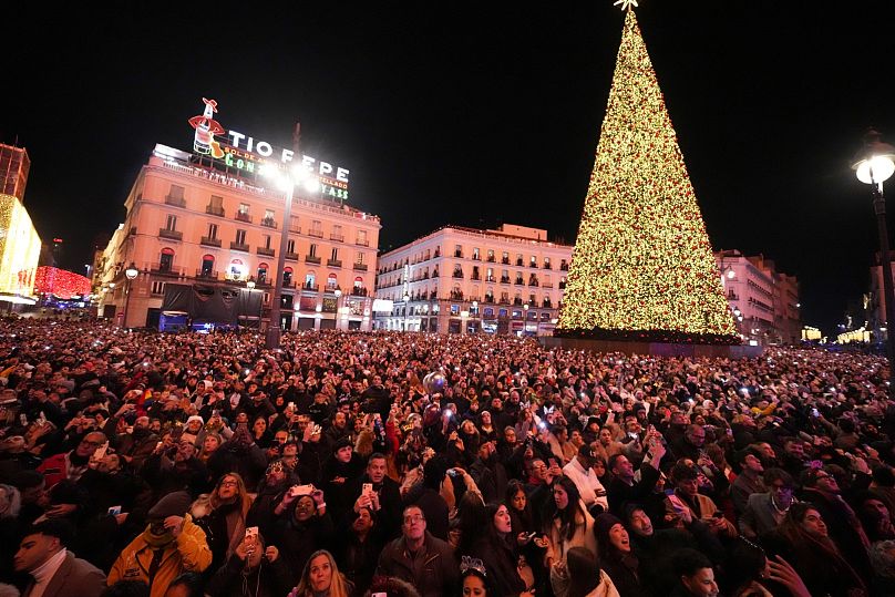 Una multitud se congrega en la madrileña Puerta del Sol para recibir el 2025.