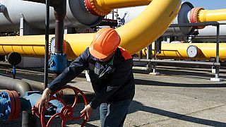 Un operaio ucraino aziona le valvole in un punto di stoccaggio del gas negli impianti di stoccaggio sotterraneo di Bil 'che-Volicko-Ugerske a Strij, fuori Leopoli, Ucraina, 21 maggio 2014