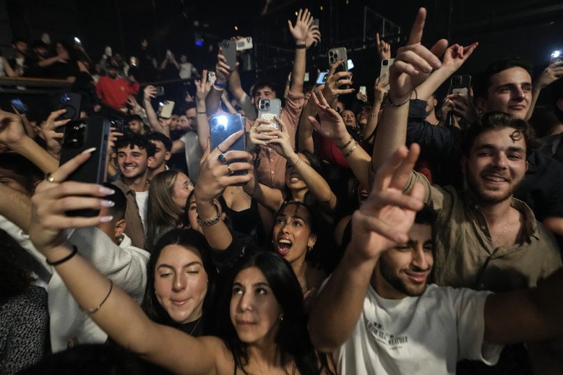 Ισραηλινοί νέοι γιορτάζουν την έλευση του 2025 στο Τελ Αβίβ