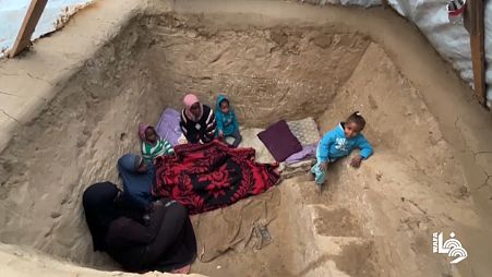 عائلة نازحة في غزة تلجأ لحفر حفرة كمأوى من القصف والبرد القارس