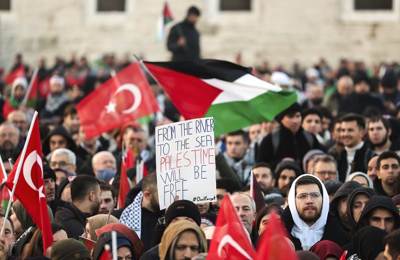 متضامنون مع الفلسطينيين وسط الحرب الإسرائيلية على غزة، في إسطنبول، تركيا، الأربعاء، 1 يناير/كانون الثاني 2025