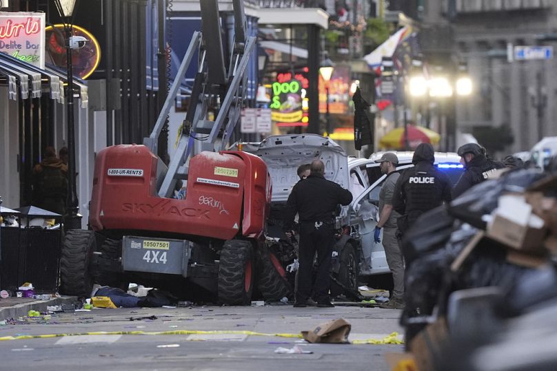 Le pick up blanc qui a foncé sur la foule sur Bourbon Street à la Nouvelle-Orléans.