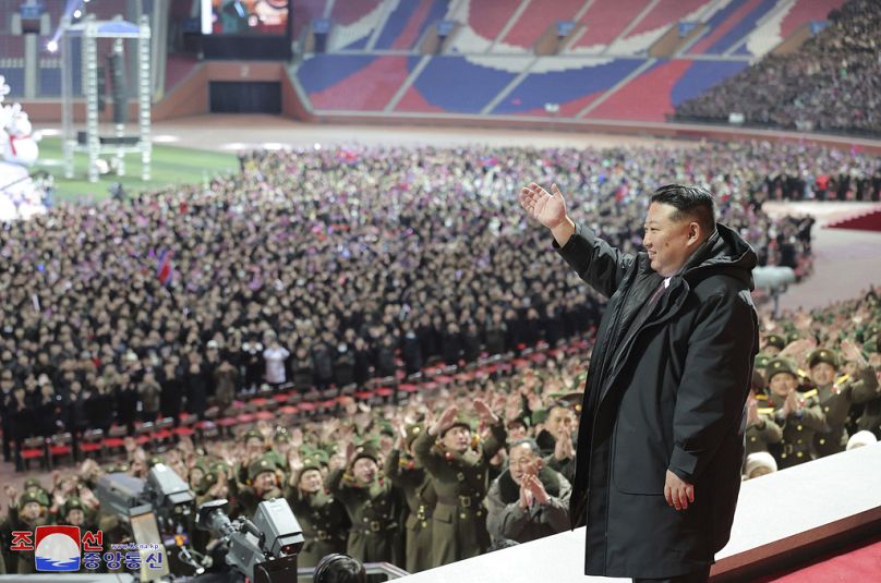 Le dirigeant nord-coréen, Kim Jong Un, salue le public lors de la célébration du Nouvel An à Pyongyang.