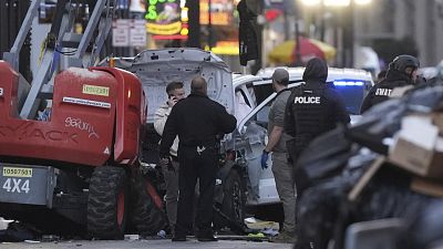 خدمات الطوارئ حضرت إلى مكان الحادث في شارع بوربون، الأربعاء 1 يناير 2025. 