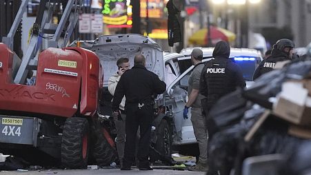 خدمات الطوارئ حضرت إلى مكان الحادث في شارع بوربون، الأربعاء 1 يناير 2025. 