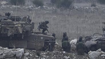 جندي إسرائيلي يقف على قمة دبابة داخل المنطقة العازلة بالقرب مما يسمى بخط ألفا،  مرتفعات الجولان، السبت 21 ديسمبر/كانون الأول 2024