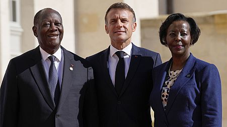 الرئيس الفرنسي إيمانويل ماكرون والأمينة العامة للفرنكوفونية لويز موشيكيوابو يستقبلان رئيس ساحل العاج الحسن واتارا في القمة الفرانكفونية التاسعة عشرة، فرنسا، 4 أكتوبر 2024.