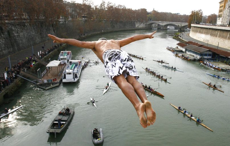 Aldo "Mr. Okay" Corrieri ugrása a Tiberisbe a Ponte Cavourról 2007. január 1-jén.