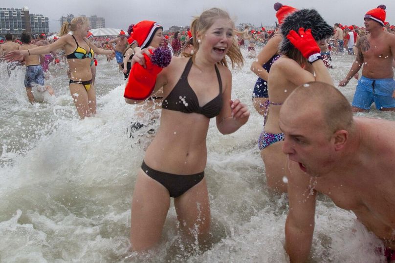 A hollandiai Scheveningen tengerpartján ezrek köszöntötték mártózással az újévet 2012. január 1-jén. 
