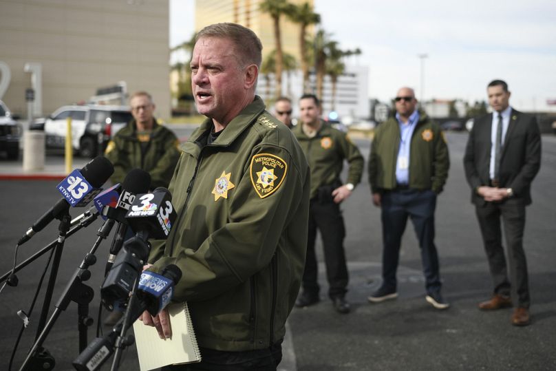 Szeryf hrabstwa Clark, Kevin McMahill, informuje media o pożarze i eksplozji samochodu ciężarowego Tesla Cybertruck przed hotelem Trump International w Las Vegas, 1.01.2025