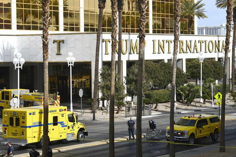 Strażacy z Clark County Fire Department pracują na zewnątrz Trump International Hotel w Las Vegas po tym, jak Tesla Cybertruck zapalił się i eksplodował na parkingu dla gości 