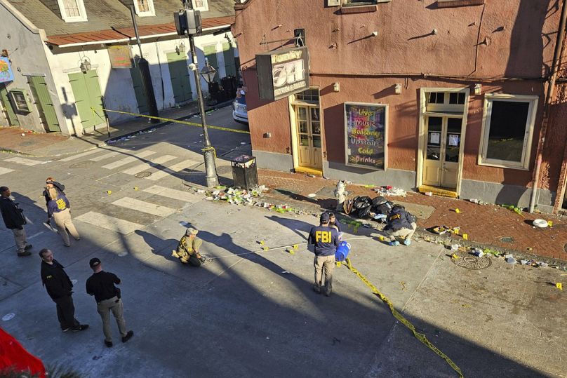 Agenci FBI pracują na ulicy Bourbon w środę po południu, 1 stycznia 2025 r., w pobliżu hotelu Four Points by Sheraton we Francuskiej Dzielnicy w Nowym Orleanie.