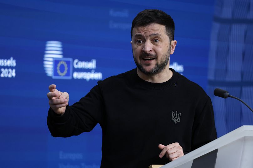 Le président ukrainien Volodymyr Zelenskyy s'adresse aux médias lors du sommet de l'UE à Bruxelles, le jeudi 19 décembre 2024.