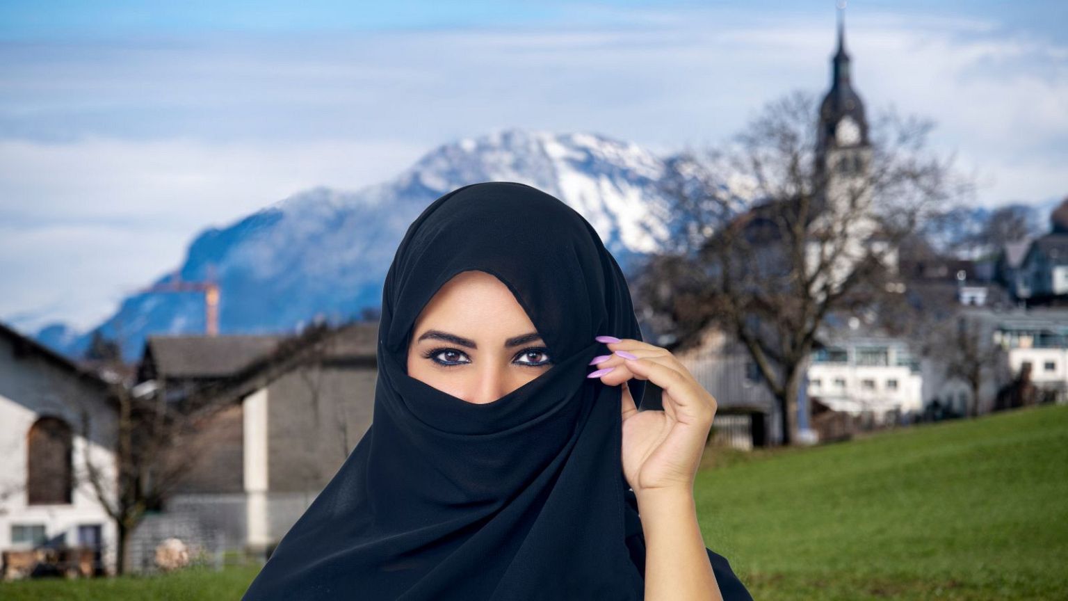 تزئینی (زنی با پوشش صورت)