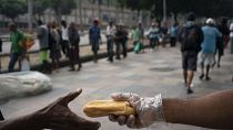 Bezdomni zbierają się na kawę i chleb w Rio de Janeiro w Brazylii w marcu 2020 r.