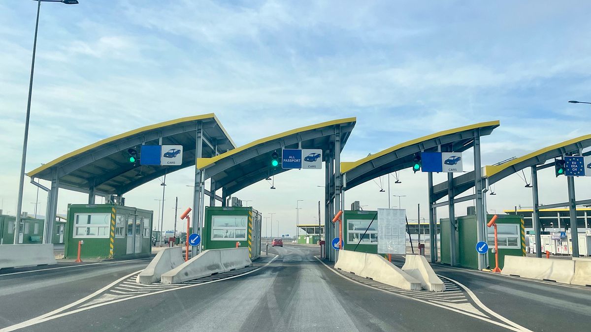 Helyszíni riport a román határról: az eddig ácsorgással töltött időt a családdal tölthetjük ezentúl