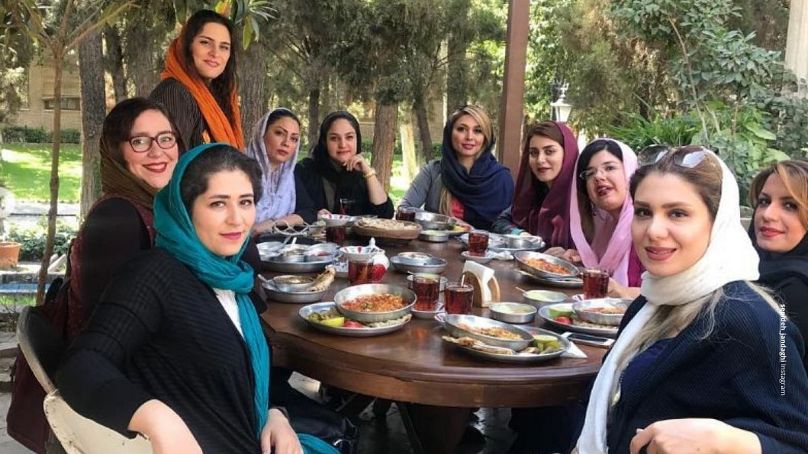 سپیده جندقی در کنار گروهی از زنان خواننده ایرانی 