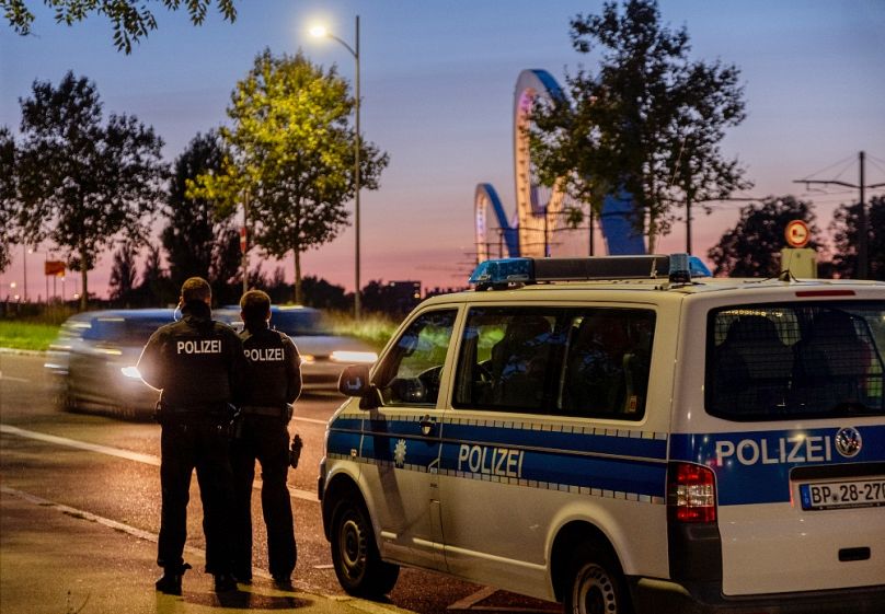 Német rendőrök a járműforgalmat figyelik Kehlnél, a német-francia határon, 2024 szeptemberében