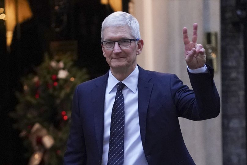 Il Ceo di Apple Tim Cook lascia il numero 10 di Downing Street dopo un incontro con il primo ministro britannico Keir Starmer a Londra, 11 dicembre 2024