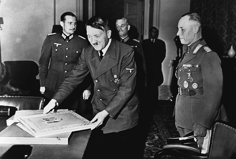 Niemiecki marszałek polowy Rommel otrzymuje buławę marszałkowską i pergamin od kanclerza Niemiec Adolfa Hitlera w Berlinie, 20 października 1942 r.