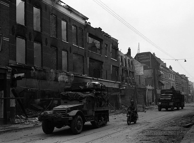 49. Dywizja West Riding walcząca pod dowództwem Kanadyjczyków zdobywa Arnhem, 15 kwietnia 1945 r.
