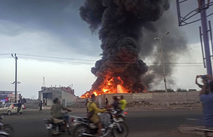 Un grand incendie est visible dans la ville portuaire d'al-Hodeïda au Yémen après les frappes aériennes israéliennes, 29 septembre 2024.