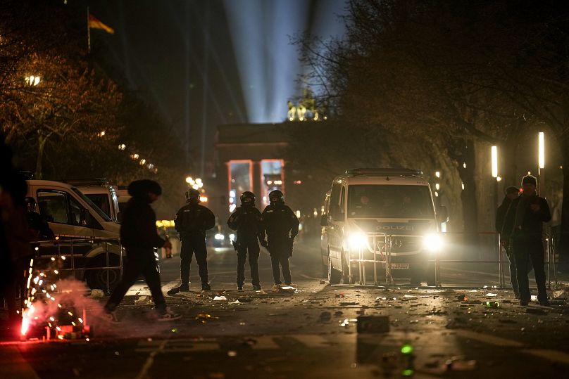 ضباط شرطة يقفون للحراسة في الشوارع بعد الألعاب النارية في احتفالات رأس السنة الجديدة في برلين، ألمانيا، الأربعاء، 1 يناير/كانون الثاني 2025