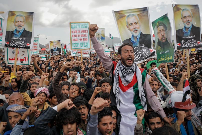 أنصار الحوثيين يحملون ملصقات تظهر القيادي في حركة حماس إسماعيل هنية الذي اغتيل في طهران خلال مسيرة مناهضة لإسرائيل وأمريكا في صنعاء، اليمن، الجمعة 16 أغسطس 2024