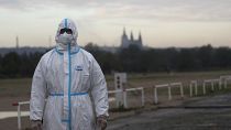 Un sanitario con un traje EPI de protección especial
