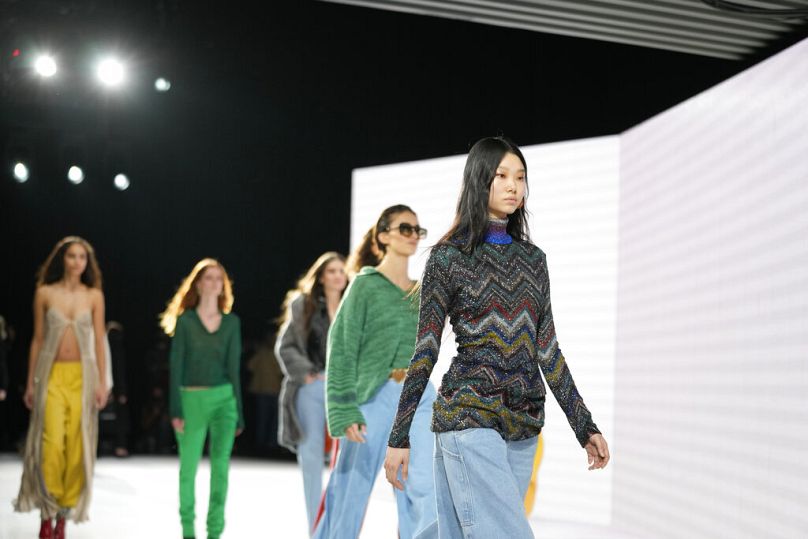 Missoni'nin 2023 Sonbahar/Kış kreasyonu.