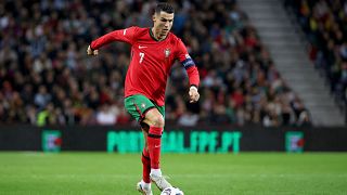 Cristiano Ronaldo corre con il pallone durante la partita di calcio della UEFA Nations League tra Portogallo e Polonia allo stadio Dragao di Porto, Portogallo, venerdì 15 novembre 2024.