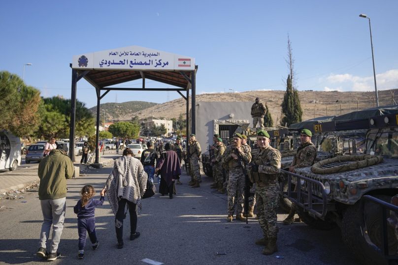 عبور أشخاص إلى سوريا عبر معبر المصنع الحدودي في وادي البقاع، لبنان.
