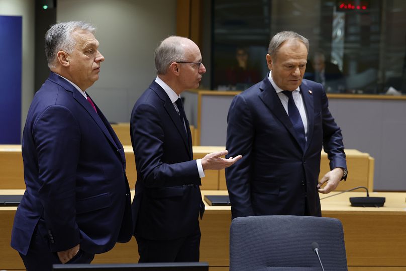 Viktor Orbán, le premier ministre luxembourgeois Luc Frieden et Donald Tusk lors d'une table ronde pendant le sommet UE-Balkans occidentaux à Bruxelles, le 18 décembre 2024