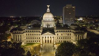 Il Campidoglio dello Stato del Mississippi è illuminato a Jackson