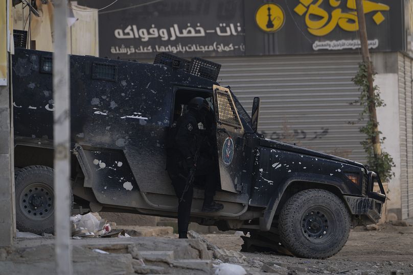مركبات الأمن الفلسطينية المدرعة على الطريق أثناء قيام القوات الفلسطينية بعملية عسكرية ضد المسلحين في مخيم جنين  في الضفة الغربية، الاثنين 23 ديسمبر 2024