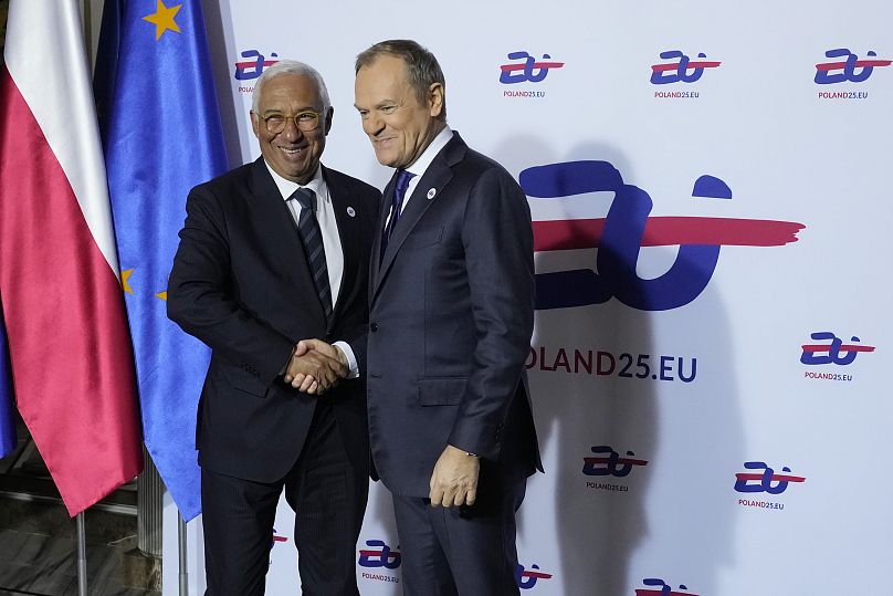 Donald Tusk accueille le président du Conseil de l'UE, Antonio Costa, lors du gala célébrant la présidence polonaise de l'UE, à Varsovie, en Pologne, vendredi 3 janvier 2025.
