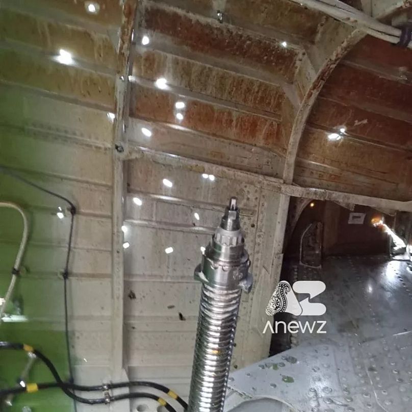 Азербайджанское СМИ AnewZ обнародовало снимки, на которых видны признаки повреждений, соответствующих "внешнему воздействию".