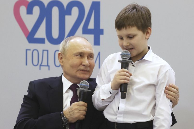 Az orosz elnök egy kisfiúval 2024 januárjában, a Családok Éve program megnyitóján