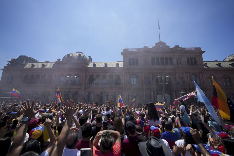Concentración de venezolanos frente a la Casa Rosada. 