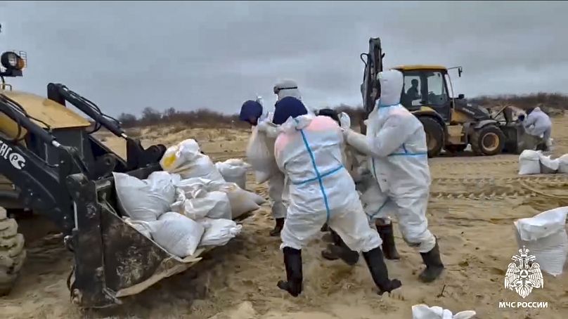 Trabajadores limpian toneladas de fuel que se derramaron de dos petroleros afectados por una tormenta hace más de dos semanas en el estrecho de Kerch, 4 de enero de 2024.
