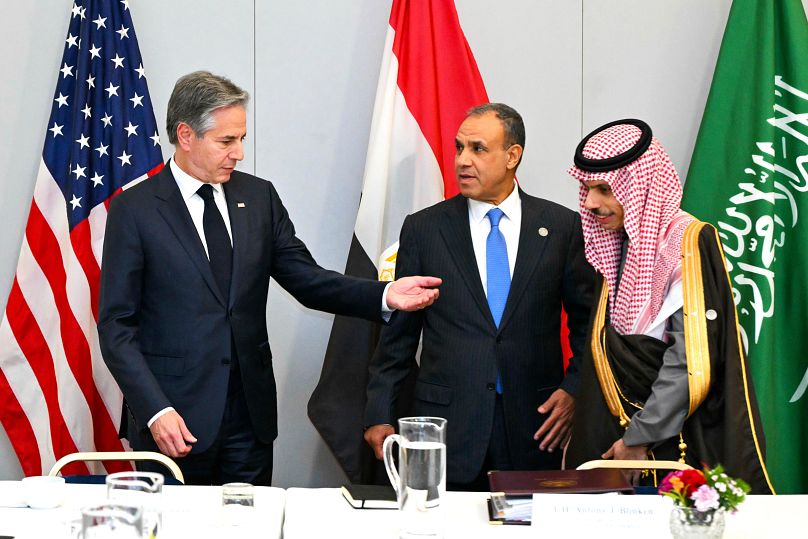 وزير الخارجية الأمريكي أنتوني بلينكن ووزير الخارجية المصري بدر عبد العاطي ووزير خارجية السعوديي فيصل بن فرحان آل سعود  في فيوجي، إيطاليا، الاثنين 25 نوفمبر 2024
