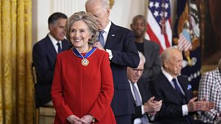 Biden ha consegnato alla Clinton una medaglia alla Casa Bianca.