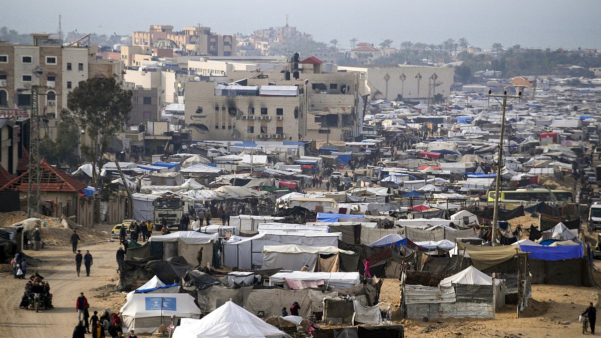 ارتفاع عدد القتلى والجرحى في غزة جراء القصف الإسرائيلي والحوثيون يعلنون استهداف حيفا بصاروخ فرط صوتي